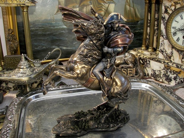 wódz Napoleon na spiętym koniu figurka na prezent