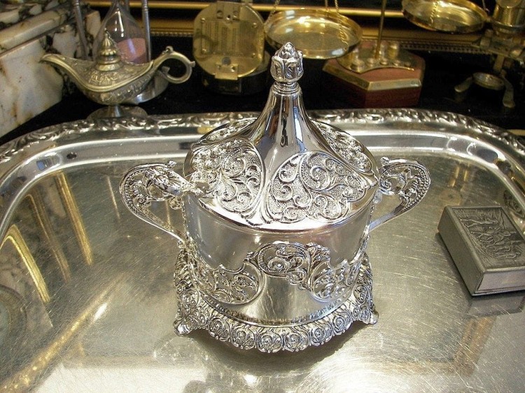 piękna cukierniczka posrebrzana bogato zdobiona ornamentami na prezent