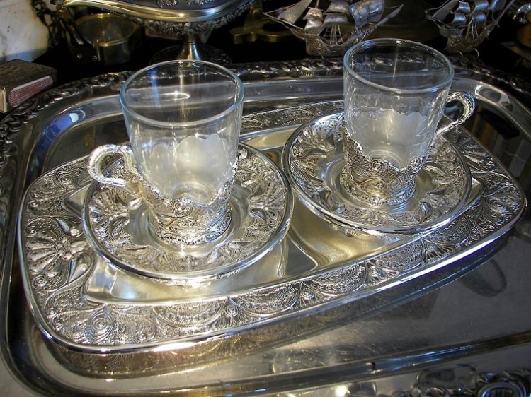 niezwykłe szklaneczki na tacy w orientalnym stylu