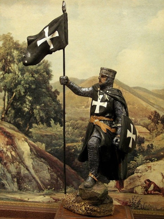 Zwycięski krzyżowiec z chorągwią w dłoni