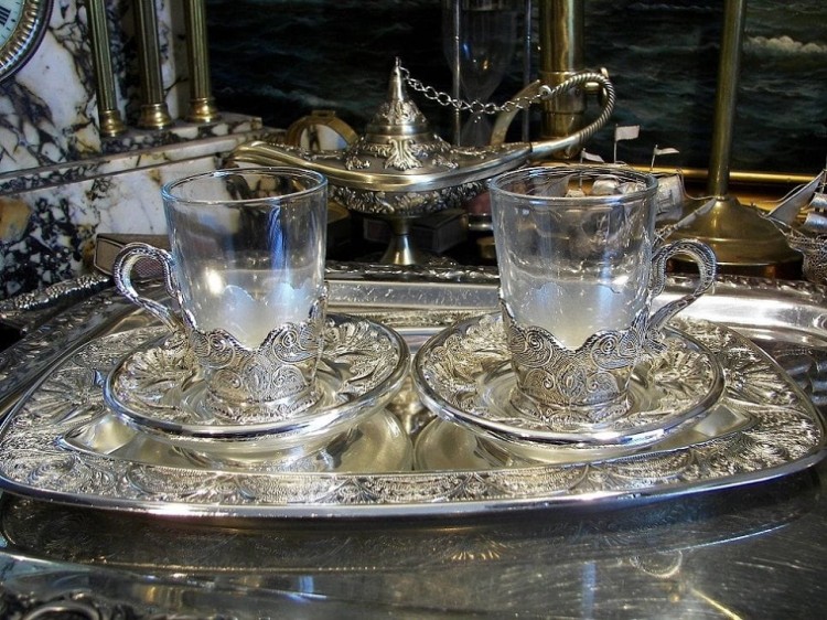 Posrebrzany zestaw dwóch szklanek na tacy