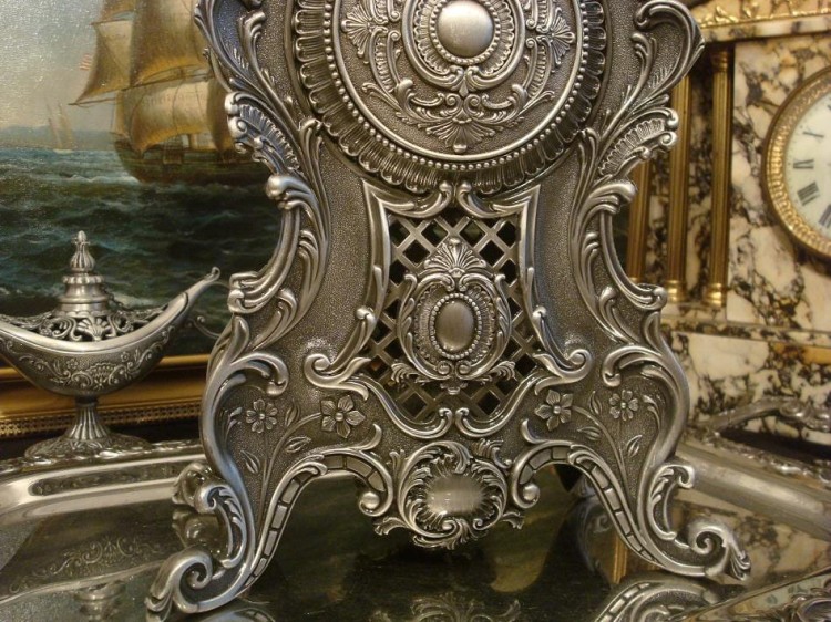 piękne zdobienie zegara kominkowego