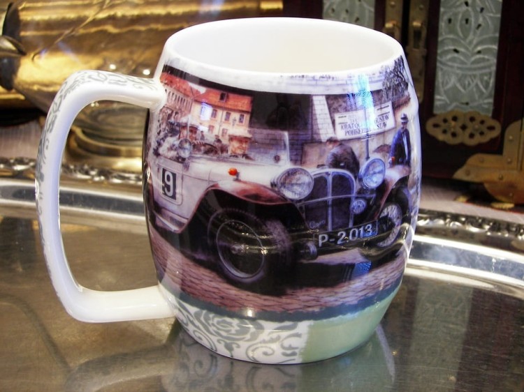 Kufel porcelanowy z pięknym starym samochodem na prezent
