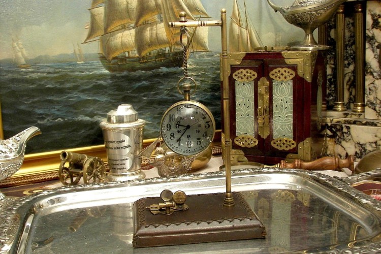 oryginalna dekoracja na biurko zegar wiszący kula na stelażu