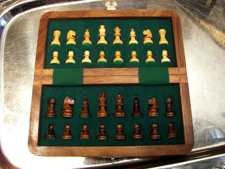 szachy w pudełku na prezent