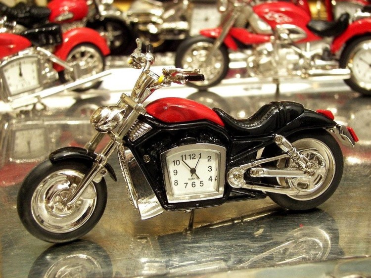 model motocykla crusier z wbudowanym zegarkiem