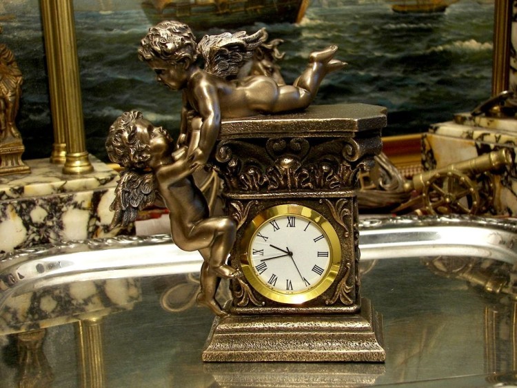 baśniowy zegar kominkowy z putta