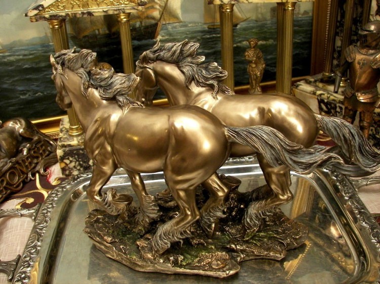 pomysł na prezent dla koniarza figurka dwa konie w galopie