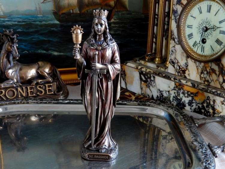 piękna figurka świętej Barbary