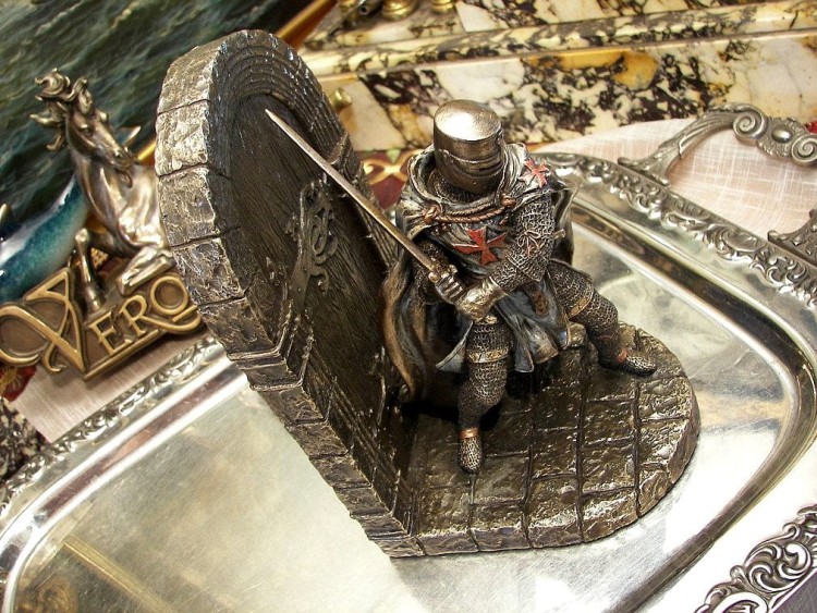 prezent z dedykacją podpórka pod książki templariusz