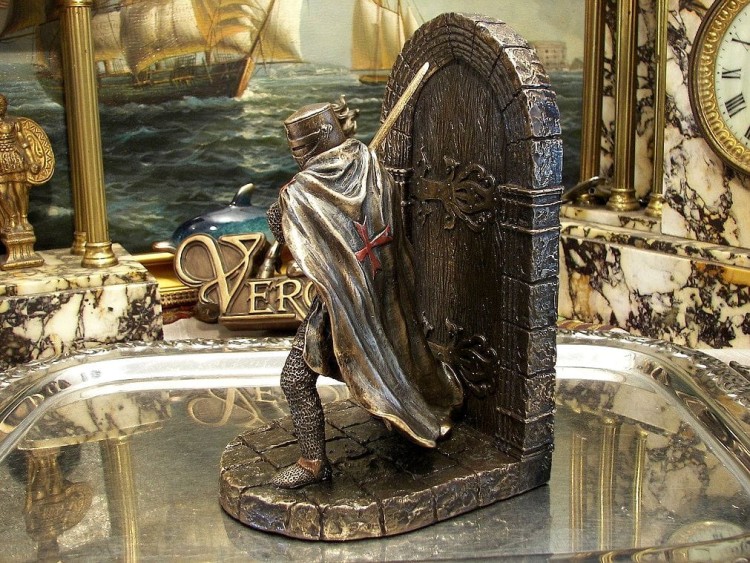 ogranicznik do książek templariusz z mieczem w obronie