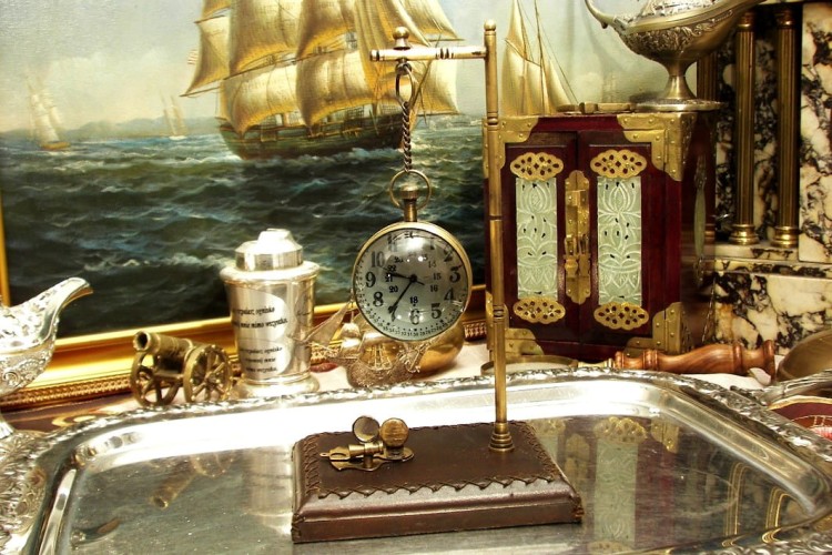 zegarek kulka marynistyczny, wiszący z sekstantem