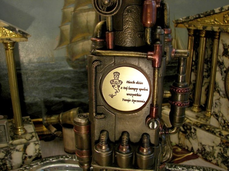 dedykacja grawerowana na lampie w stylu steampunk z zegarem