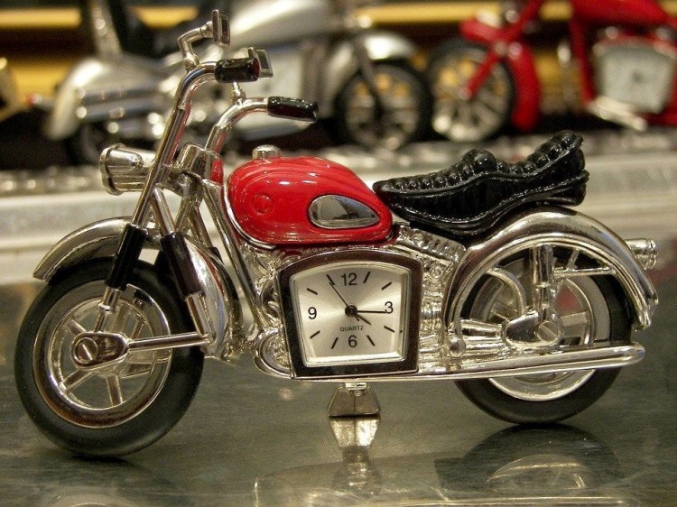 motocykl z zegarkiem prezent na urodziny