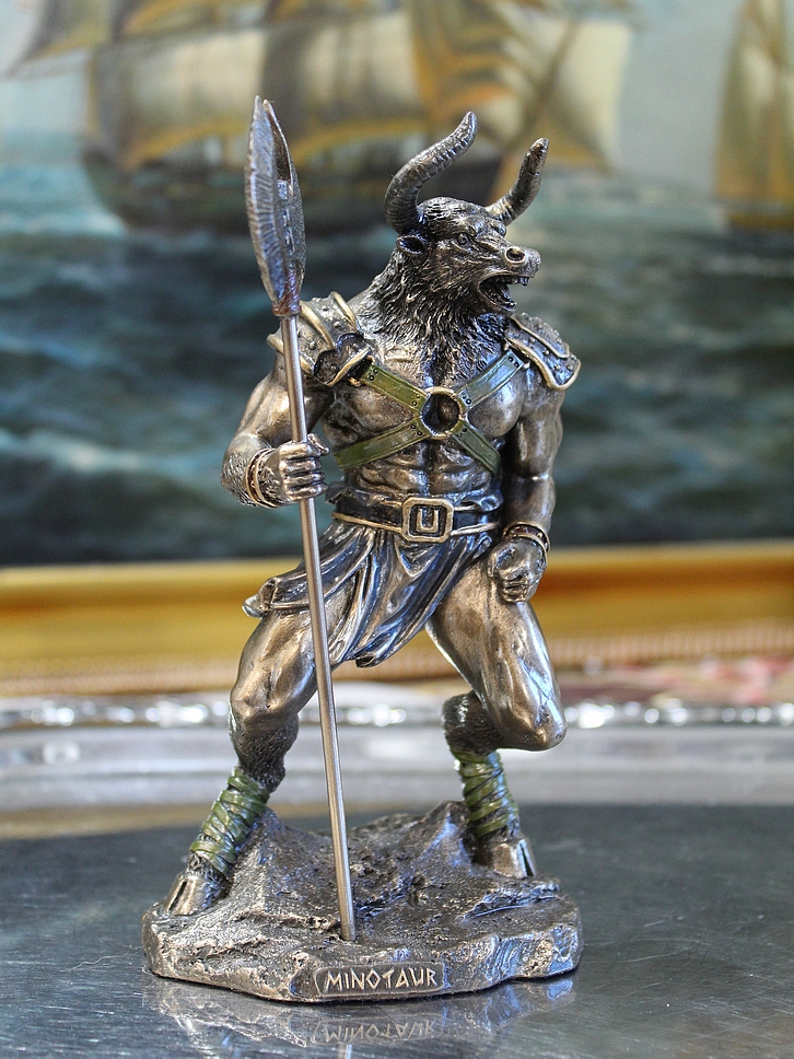 Minotaur z włócznią, elegancki prezent dla kolegi lub kolekcjonera