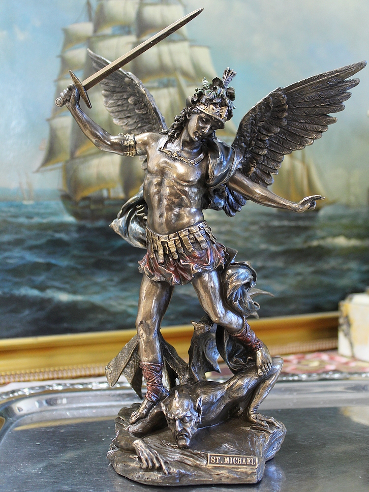 Figurka Archanioła Michała zwyciężającego demona, prezent dla księdza lub proboszcza