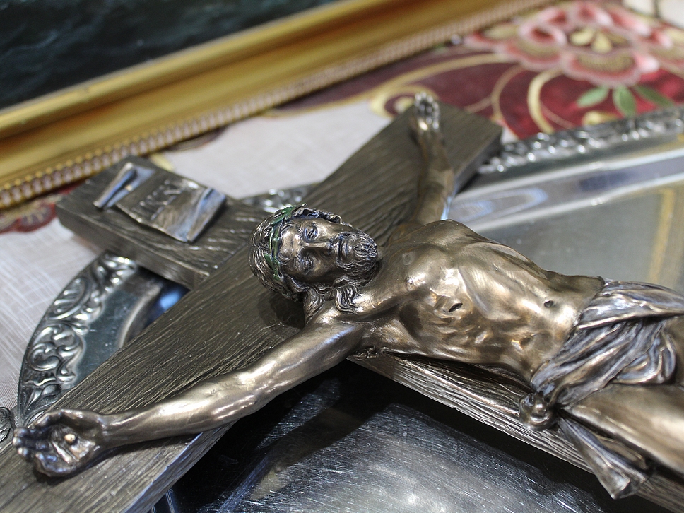 Jezus na krzyżu w gotyckiej stylistyce, idealny podarunek komunijny