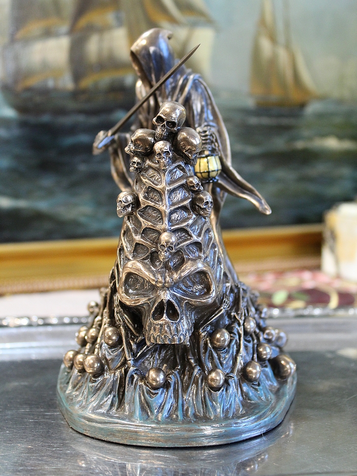 Figurka mrocznego przewoźnika dusz idealna dla kolekcjonera fantasy i miłośnika mitologii