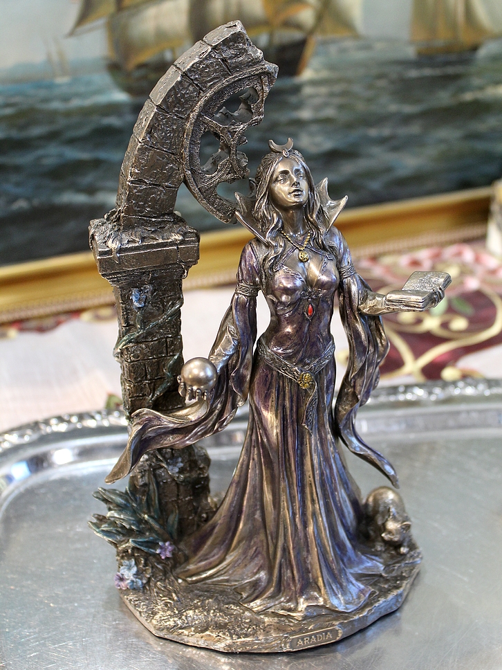 Magiczna księżniczka Aradia w formie figurki prezent dla kobiety lub dziewczyny.